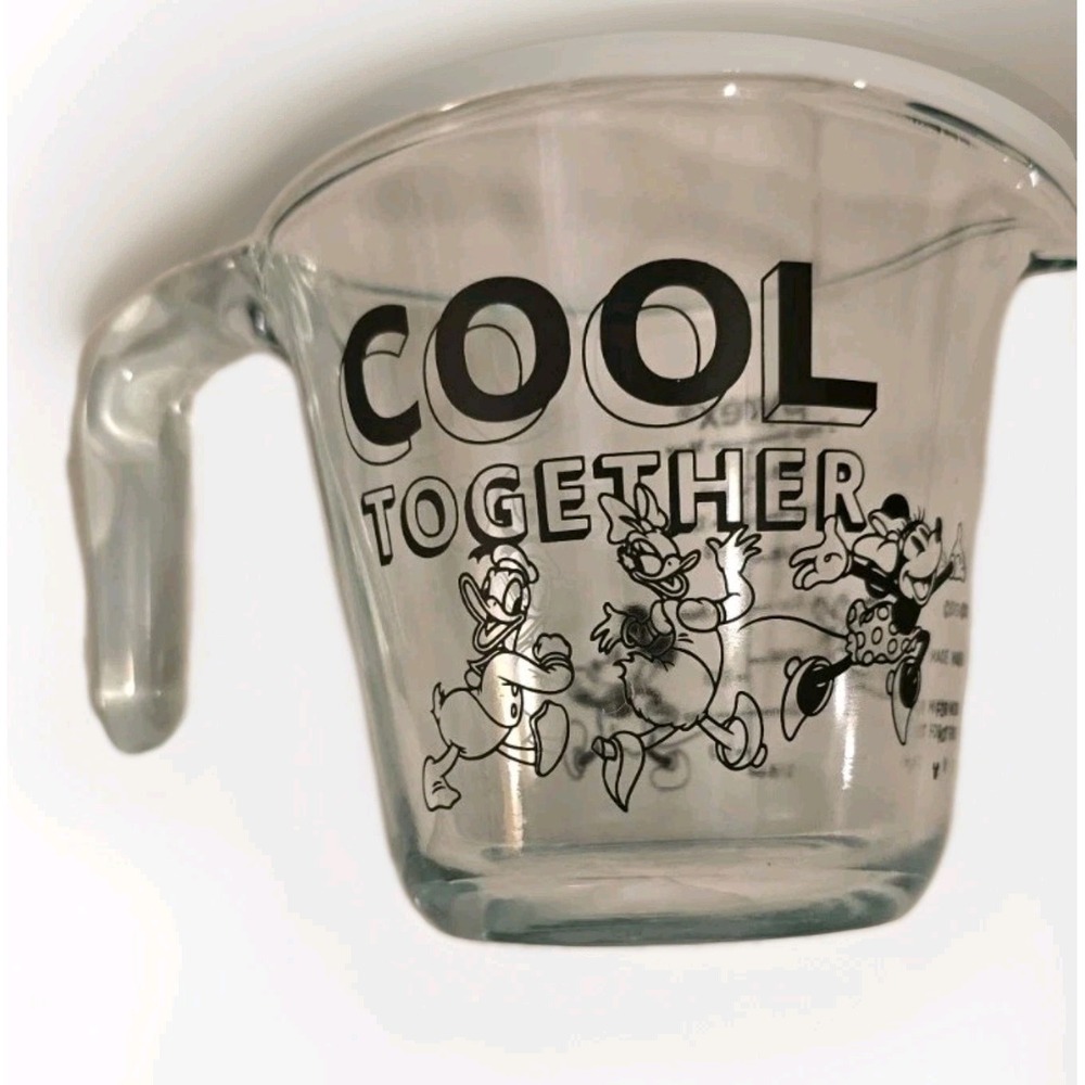 Pyrex Star Mickey Mouse & Friends 2 Cup Glass Measuring Cup "Cool‎ Together"